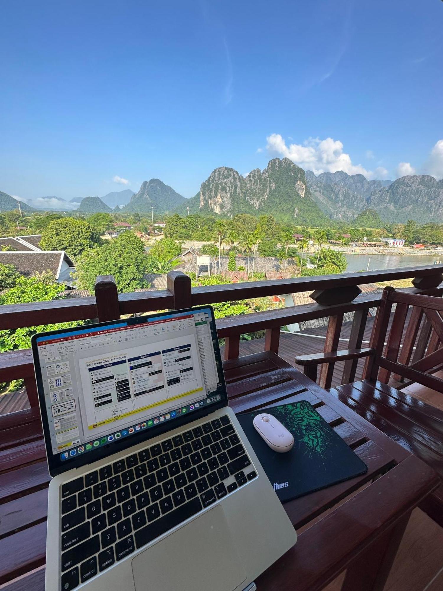 Hana Riverside Hotel Vang Vieng Esterno foto