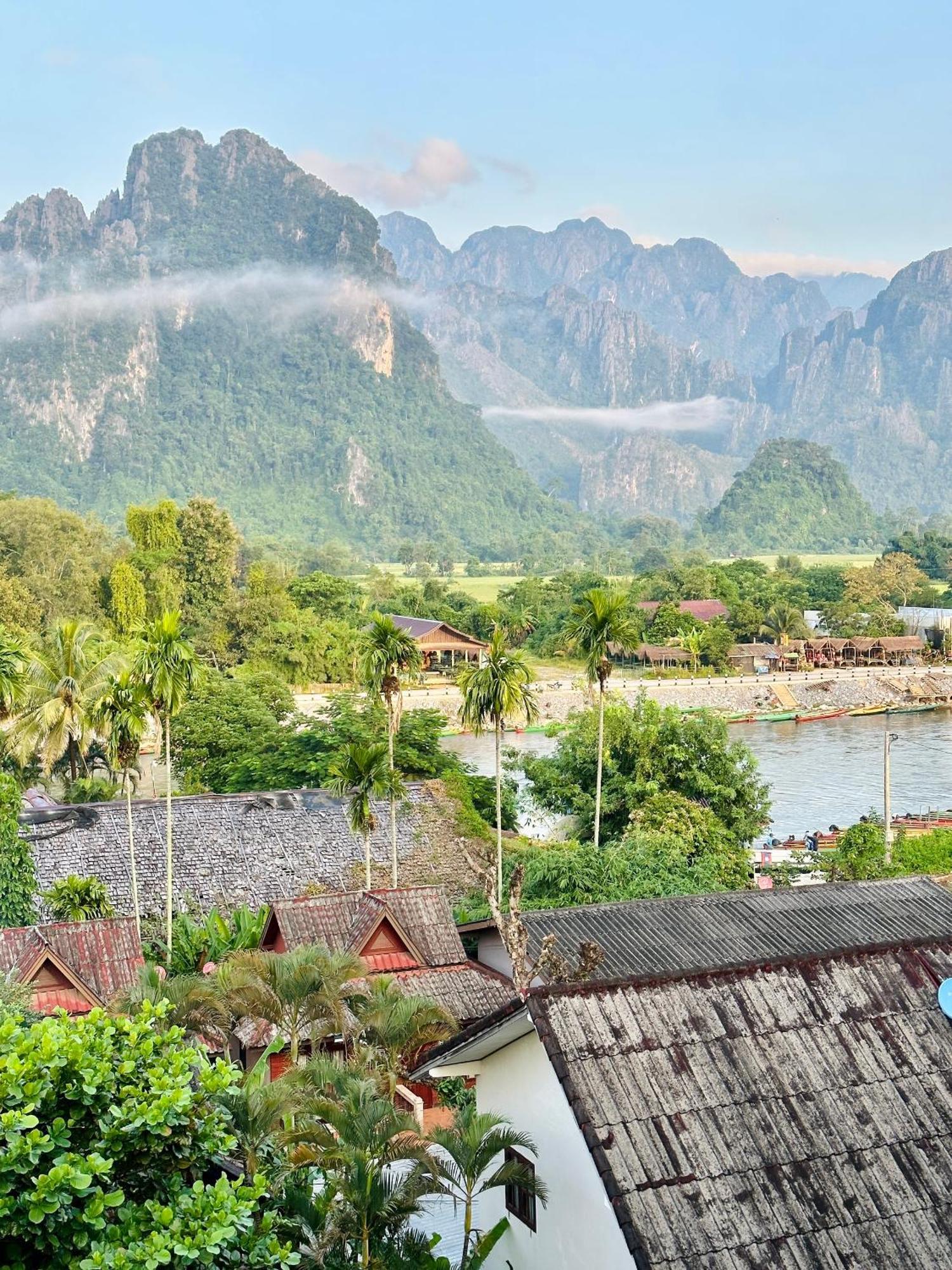 Hana Riverside Hotel Vang Vieng Esterno foto