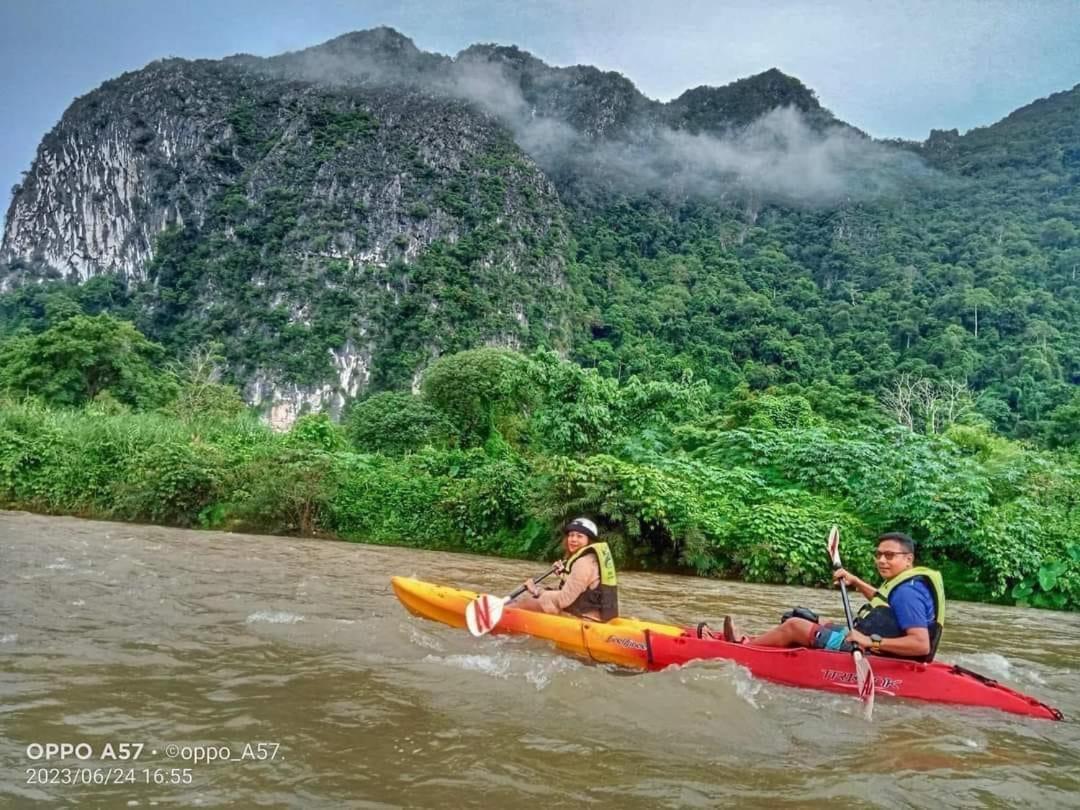 Hana Riverside Hotel Vang Vieng Esterno foto