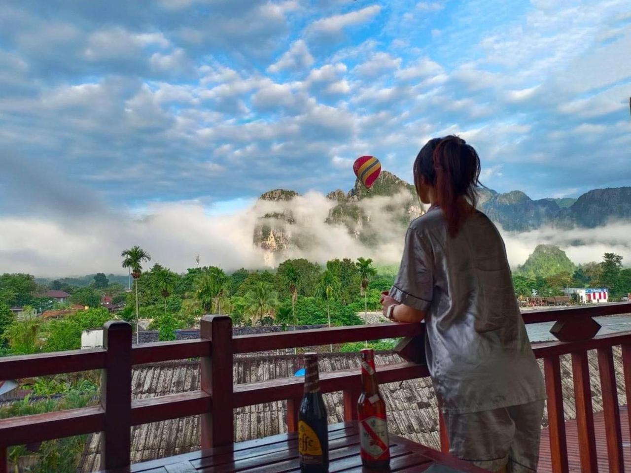 Hana Riverside Hotel Vang Vieng Esterno foto